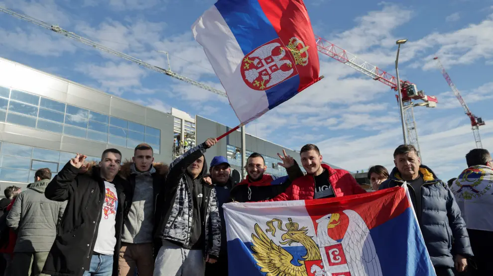 Seguidores de Djokovic, en el aeropuerto de Belgrado.