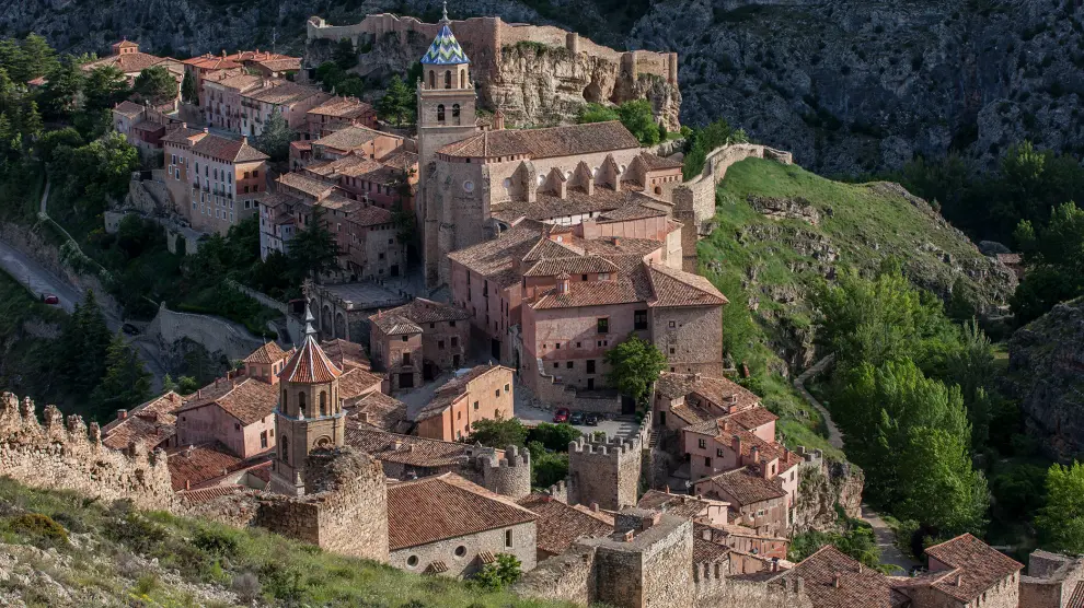 Albarracín, con la catedral y el palacio episcopal, en el centro.