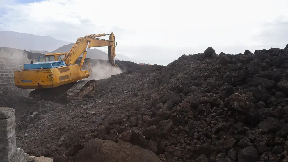 Comienzan los trabajos en Tazacorte para acceder a zonas aisladas por la lava.