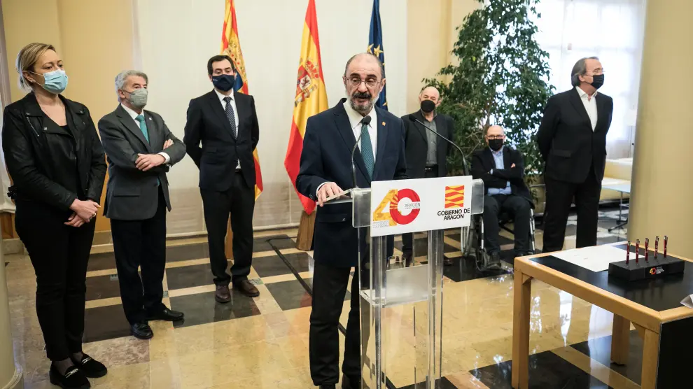 El presidente aragonés, Javier Lambán, y los agentes sociales, tras la firma de la declaración institucional en el Pignatelli, este viernes.