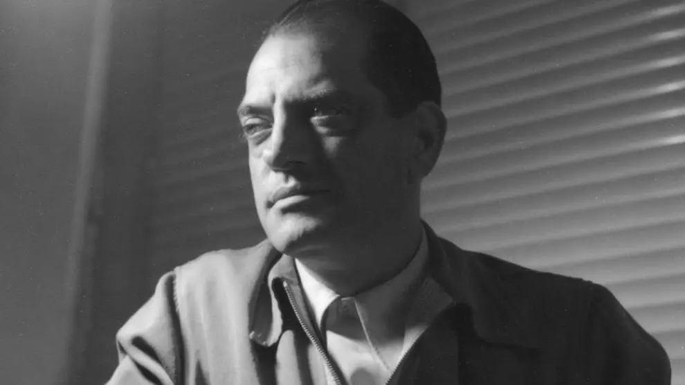 Luis Buñuel Portolés publicó su primer texto hace 100 años, en 'Ultra', y firmó 'El ángel exterminador' en 1962 y 'El discreto encanto de la burguesía' en 1972.