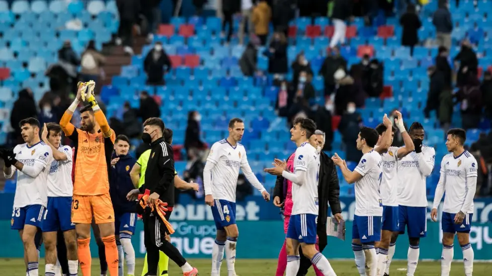 Los jugadores del Real Zaragoza al término del partido de este sábado ante el Valladolid (0-0).