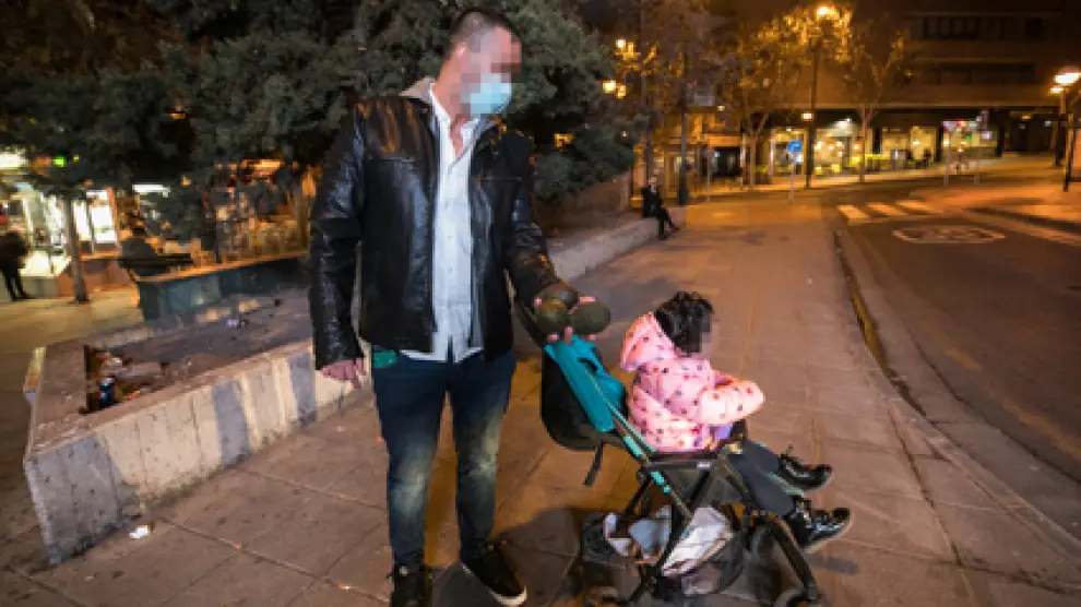El protagonista de esta historia, este lunes, con su hija, en el barrio de Torrero de Zaragoza.
