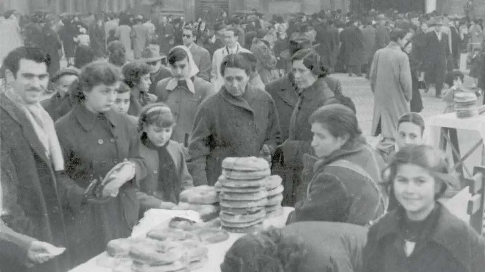 Venta de roscones el día de San Valero en la plaza de la Seo de Zaragoza el 29 de enero de 1953.