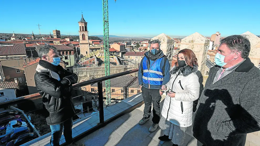 la alcaldesa de Teruel, Emma Buj, observó los trabajos de sustitución de la cubierta de San Miguel desde la torre de la Bombardera.