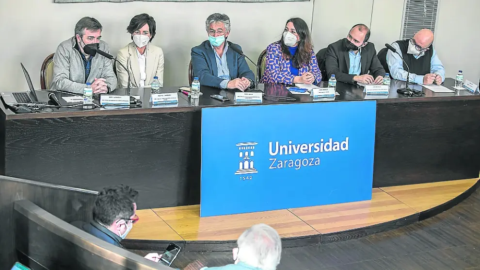 Pepe Lasmarías, Beatriz Barrabés, Pepe Quílez, María de Miguel, Luis Puyuelo y Enrique Pérez, durante la segunda de las mesas redondas