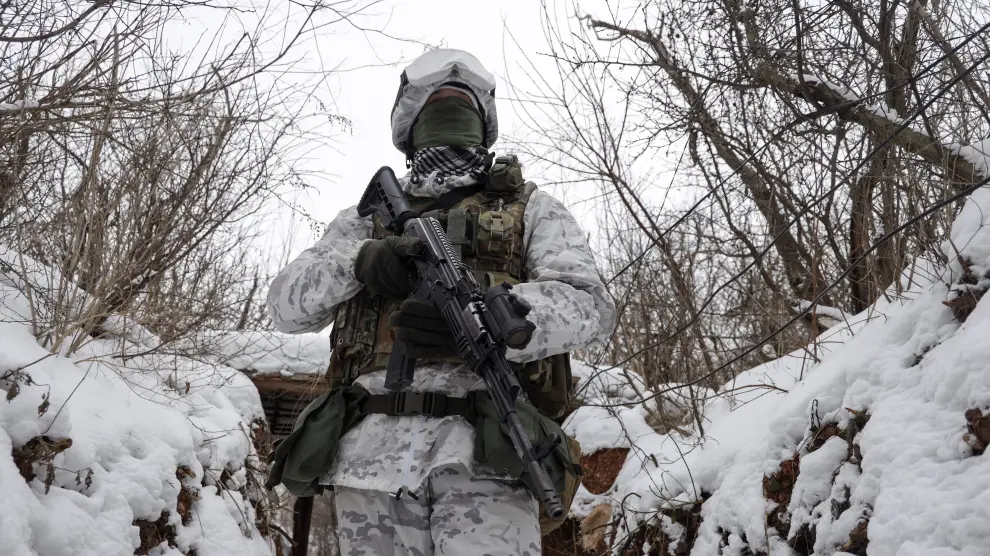 Un soldado ucraniano armado en medio de la nieve UKRAINE RUSSIA CRISIS