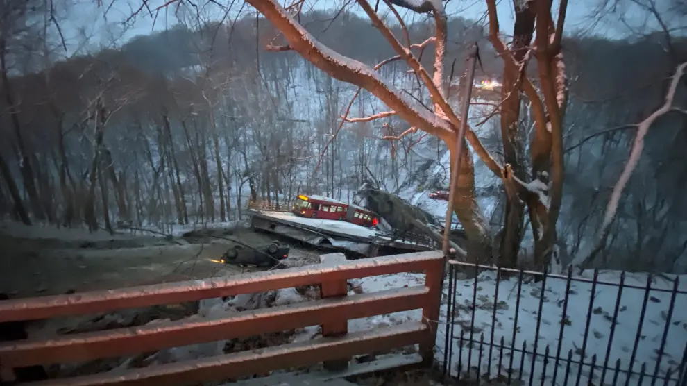Al menos 10 heridos en el derrumbe de un puente de Pittsburgh, Estados Unidos