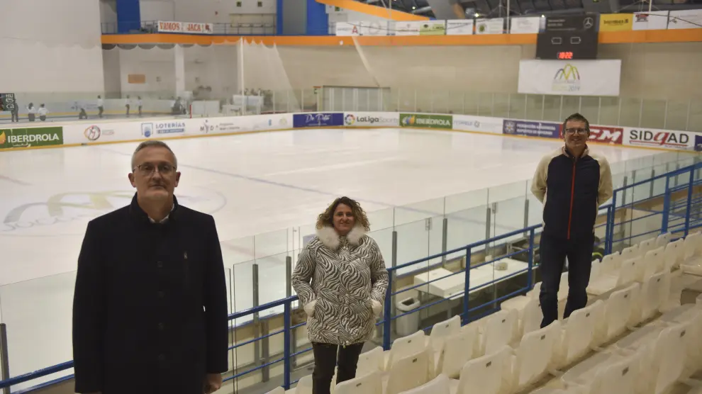 El alcalde de Jaca, la presidenta de Acomseja y el de la Federación de Deportes de Invierno, en la pista de hielo.