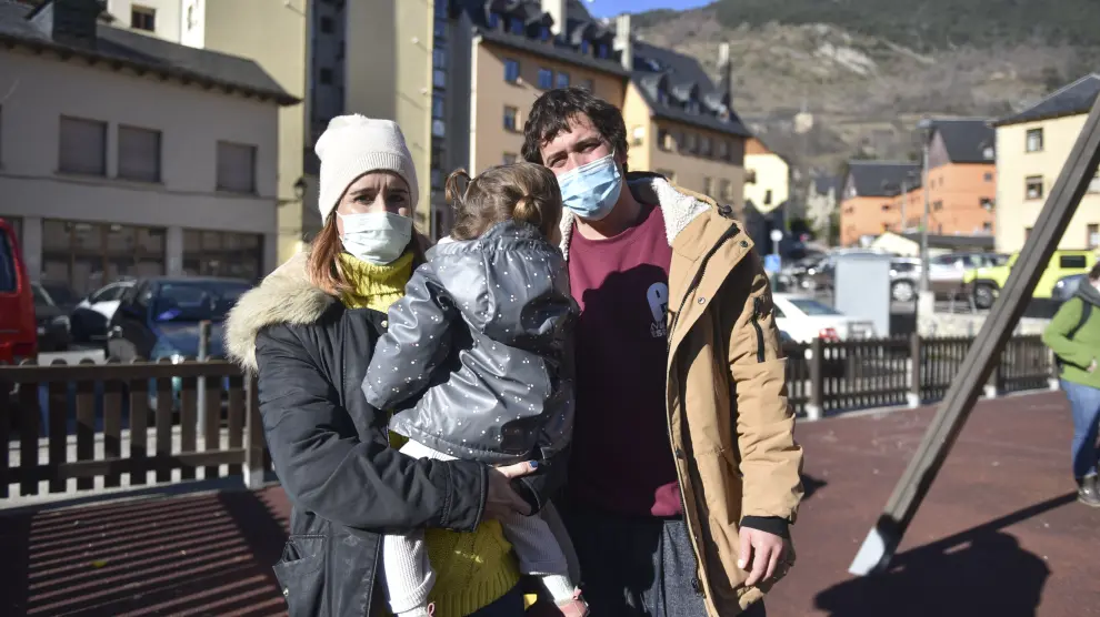 Guillem Pujadas y Arantza Membrive con su hija Nala, trabajadores de temporada en Viella.