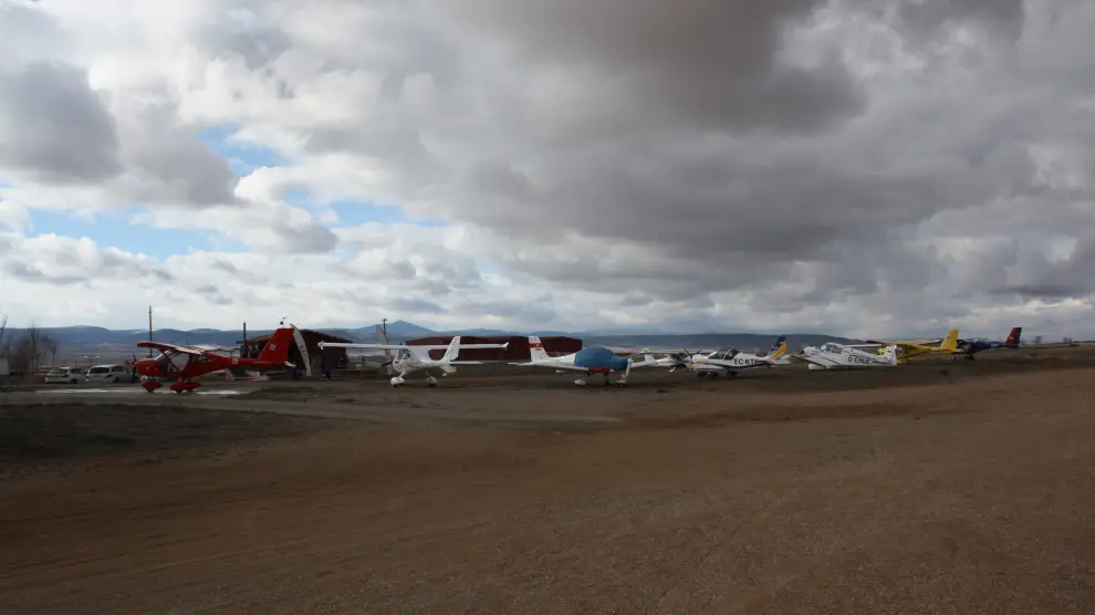 aviones ultraligeros aparcados en el aeródromo de Torremocha del Jiloca.