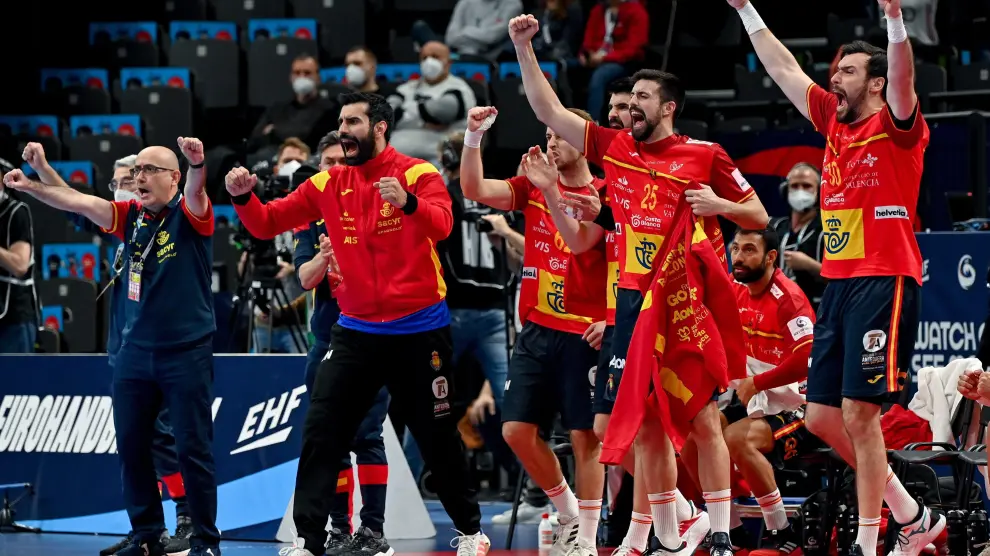 La selección española celebrando el triunfo