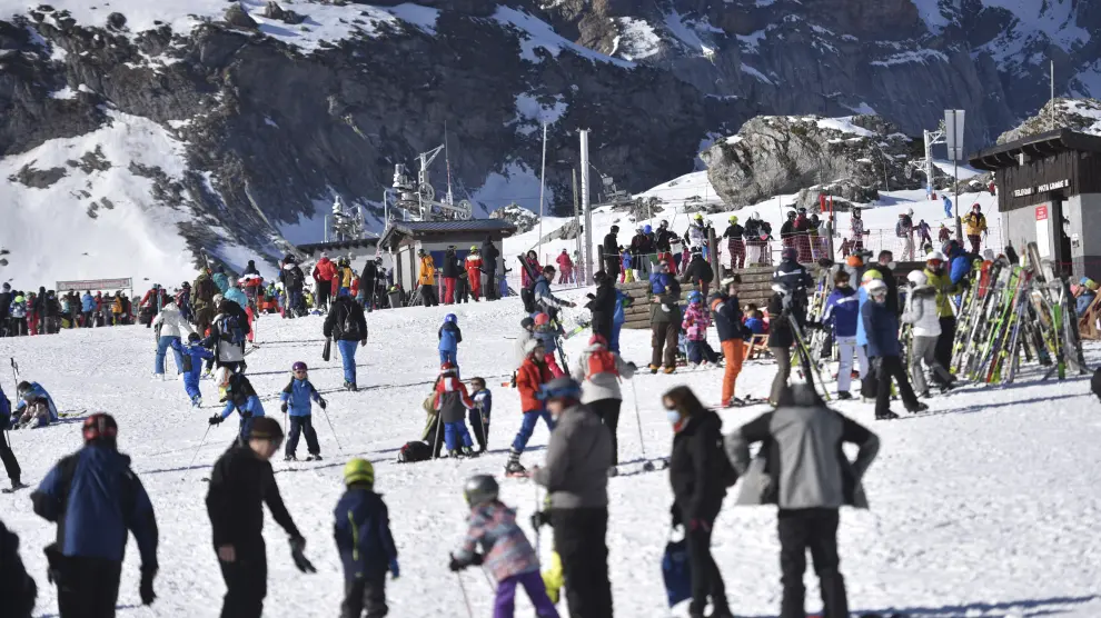 Las estaciones de esquí reciben con sol y nieve a los zaragozanos.