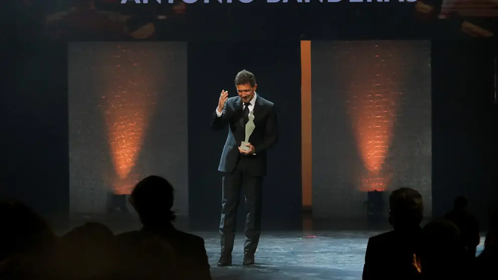 Spanish actor Antonio Banderas receives the Carmen de Honor Award for Lifetime Achievement during the Andalusian Film Academy's Carmen Awards at Cervantes Theatre in Malaga, Spain, January 30, 2022. REUTERS/Jon Nazca SPAIN-ENTERTAINMENT/BANDERAS