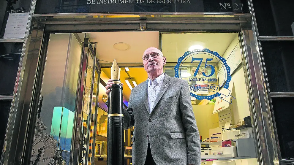 José María Martínez, con una gigantesca estilográfica Kaweco.