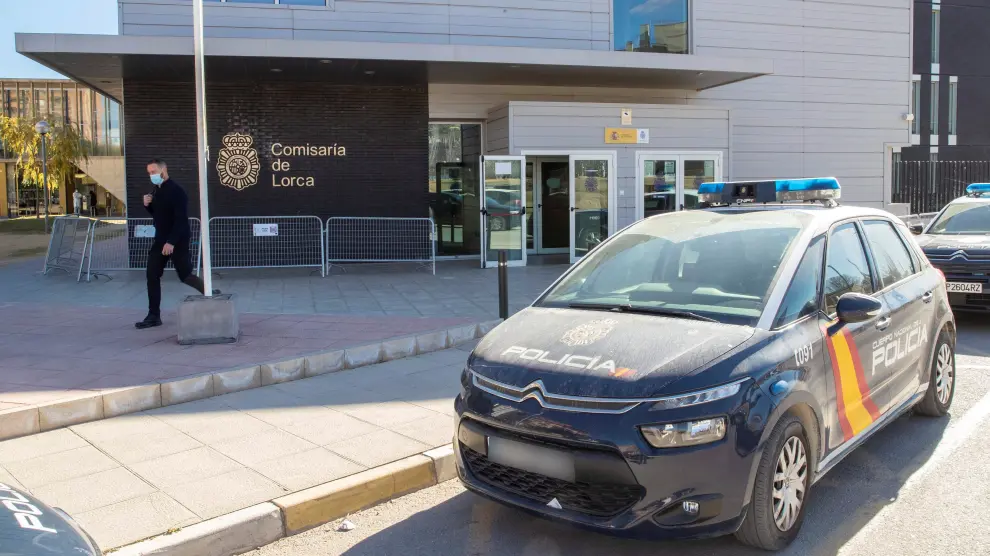 Fachada principal de la comisaría de Policía Nacional de Lorca este martes.