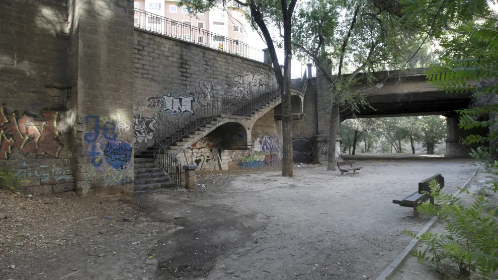 El supuesto parque lineal, bajo el puente de San Juan de la Cruz.