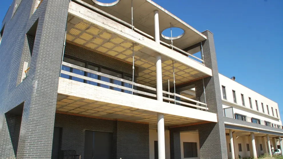 Una de las casas y solares que el Ayuntamiento de Sariñena pone a la venta.