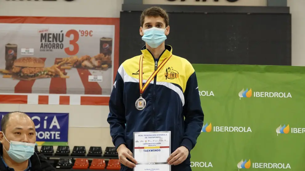 Adrián del Río posa con la medalla de plata en el Nacional celebrado en La Nucia (Alicante).