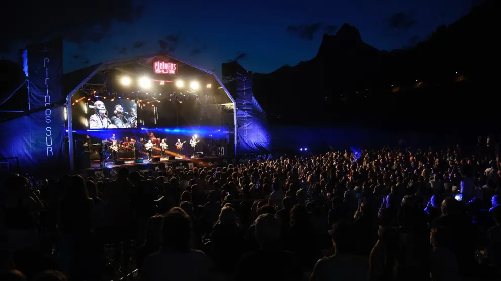 Fotografía de archivo de un conciertos de Pirineos Sur en el escenario de Lanuza.