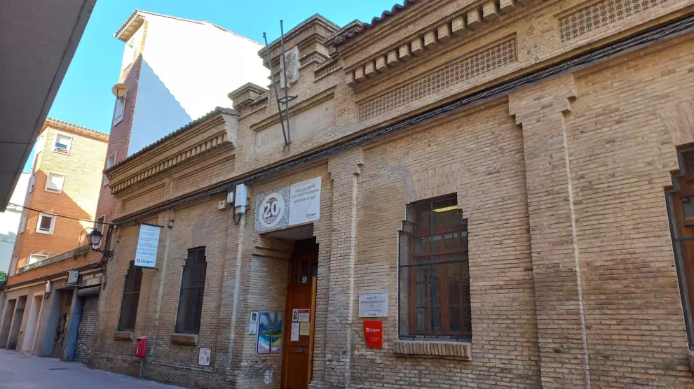 Fachada de la Casa de las Culturas y de la Solidaridad de Zaragoza.