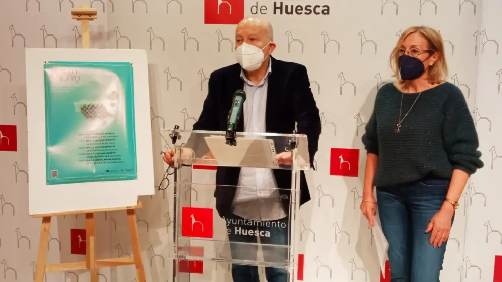 Presentación de la nueva temporada de Menudo Teatro en Huesca con el concejal de Derechos Sociales, Arturo Biarge y la técnico Mercedes Guiseris.