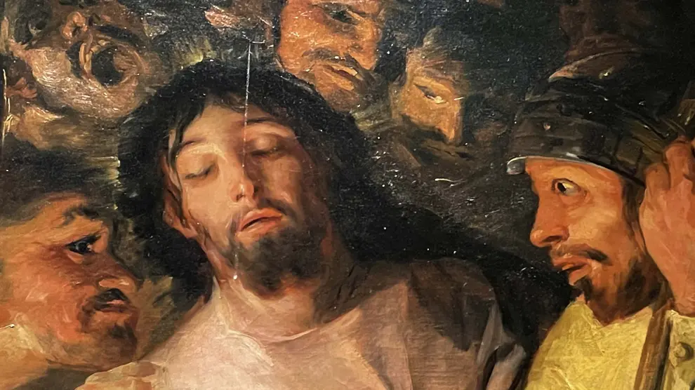 Un churretón blanco atraviesa el rostro de Jesucristo de arriba abajo.