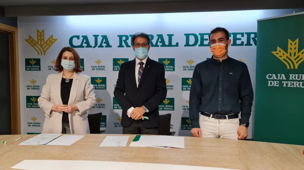 La alcaldesa, Emma Buj, en la firma del convenio con el concejal Carlos Aranda y el delegado de zona de la Caja Rural, Juan Mangas.