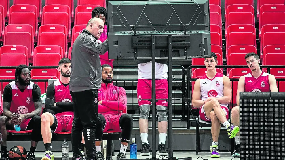Jaume Ponsarnau, entrenador del Casademonyt Zaragoza, da instrucciones a sus jugadores.