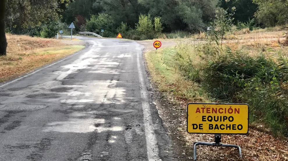 Degradación del firme. Estado que presenta la carretera autonómica A-1601 en el cruce de Undués de Lerda a Navardún, que ahora se va a renovar y ensanchar dos metros para ganar en seguridad.