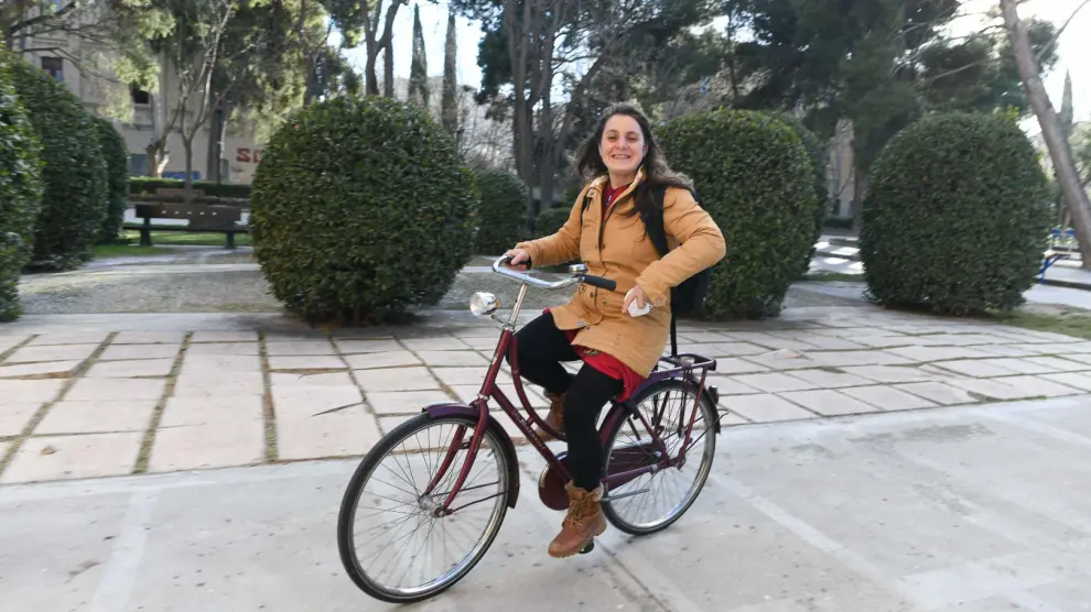 La joven gallega, nada más recoger su nueva bicicleta.