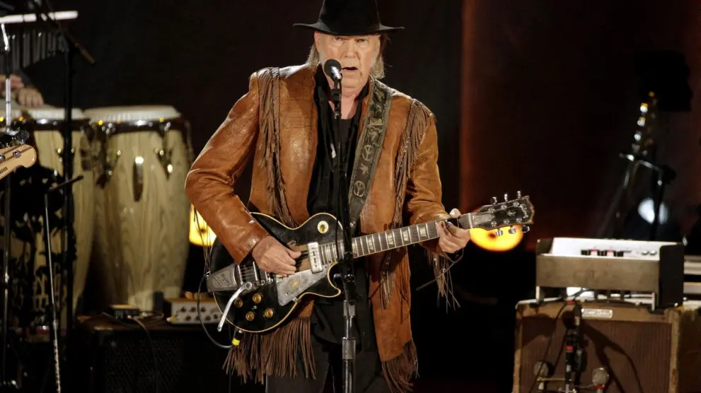 Neil Young en el escenario en 2015