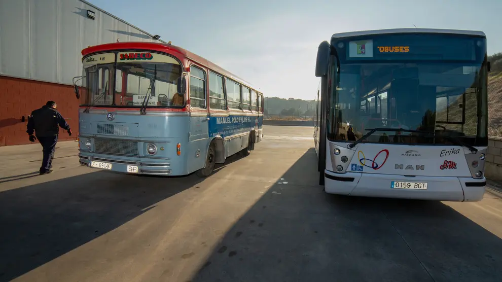 El primer autobús urbano de Calatayud junto a uno actual