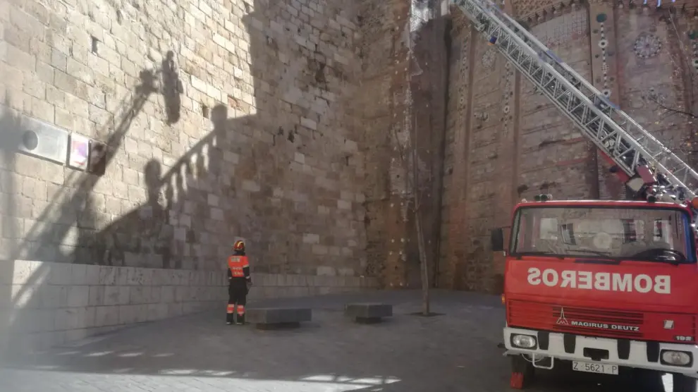 Los bomberos utilizaron un vehículo especializado que les permitió trabajar en altura.
