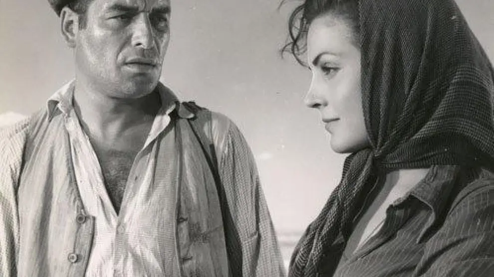 Carmen Sevilla y Jorge Mistral en la película La Venganza, dirigida por Juan Antonio Bardem en 1958