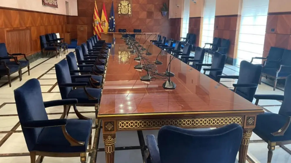 La mesa de la Delegacion del Gobierno es de Simón Loscertales.