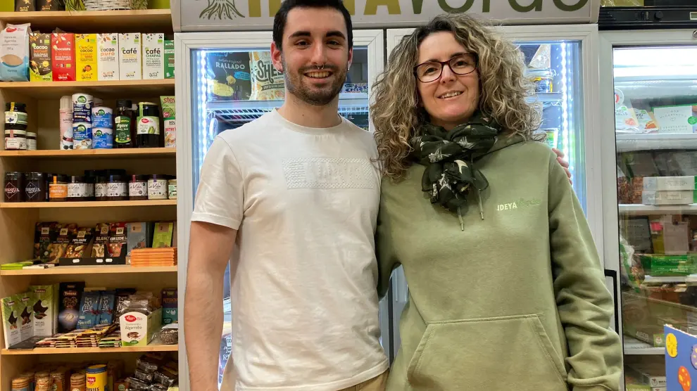 Diego Vela con su madre Susana Jerez, familia vegana al frente de la tienda Ideya Verde de Zaragoza.