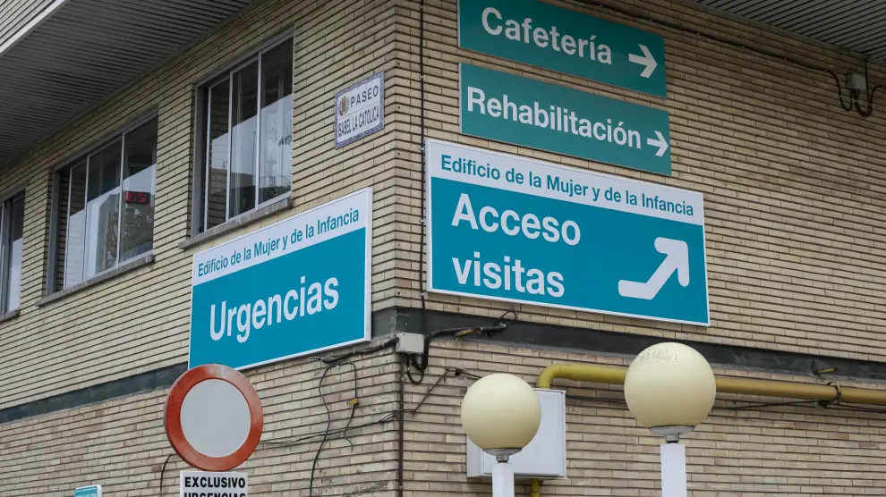Una imagen de los nuevos carteles sobre las puertas de Urgencias del hospital