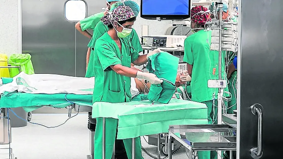 La alta presión hospitalaria impide retomar al 100% la cirugía en los hospitales de Aragón pese a que la covid remite