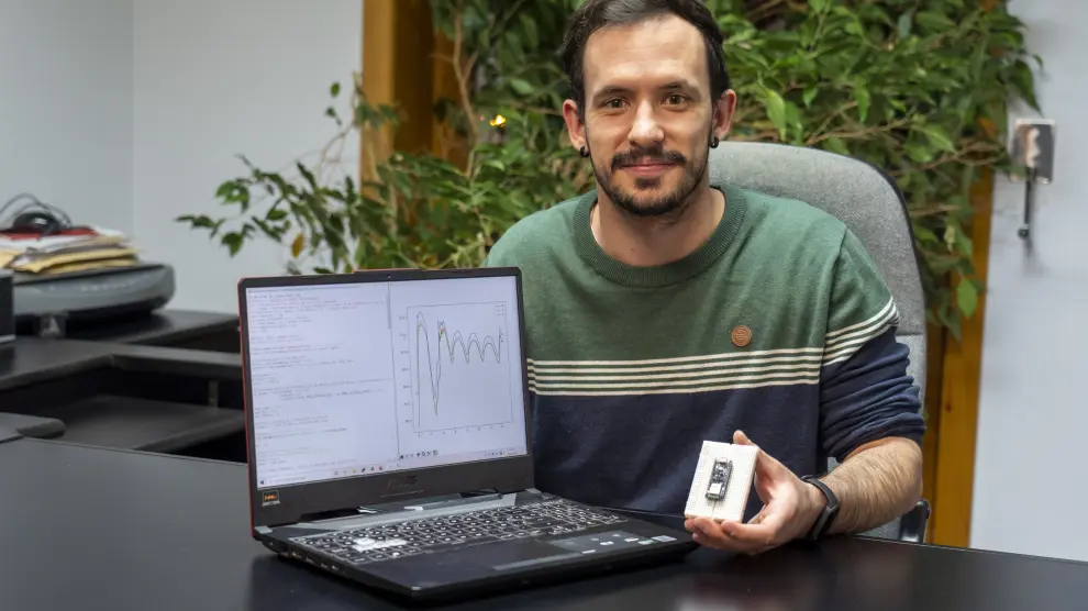 Sergio Domínguez, con sus dos dispositivos premiados por el campus de Teruel.