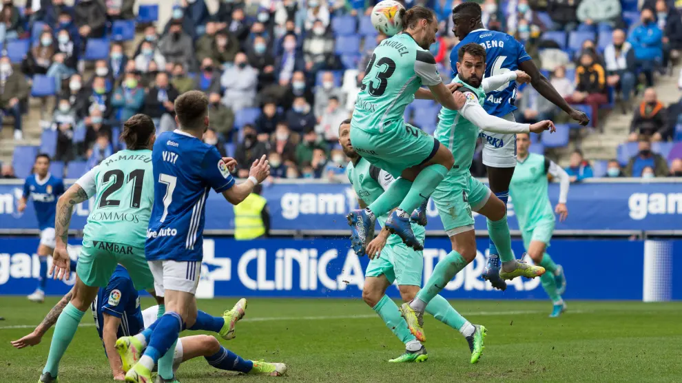 Ignasi Miquel despeja de cabeza durante el partido ante el Oviedo.