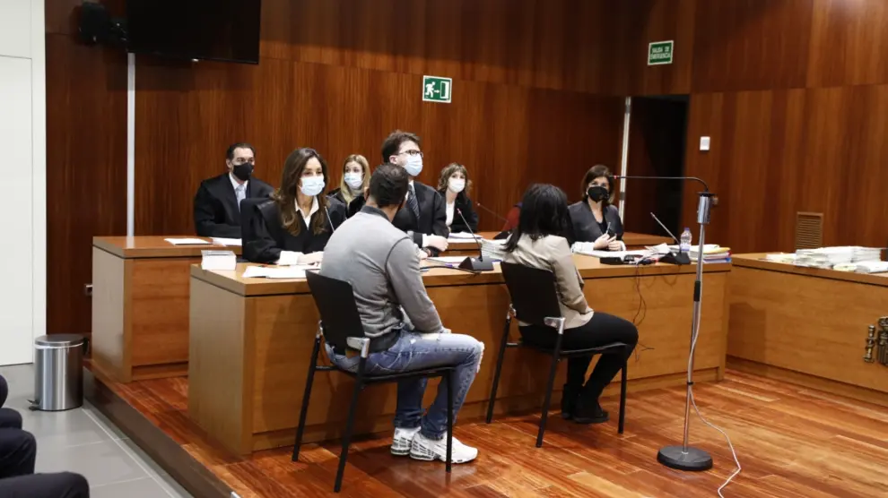 Los acusados Mohamed Achraf y Candy Arrieta, este lunes en la Audiencia Provincial de Zaragoza.