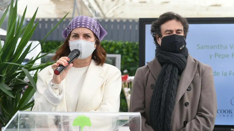 Samantha Vallejo-Nágera y Pepe Rodríguez entregan un premio a Gardeniers