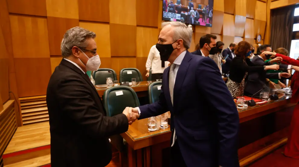 El portavoz de Vox, Julio Calvo, y el alcalde de Zaragoza, Jorge Azcón, tras la aprobación del presupuesto este miércoles.