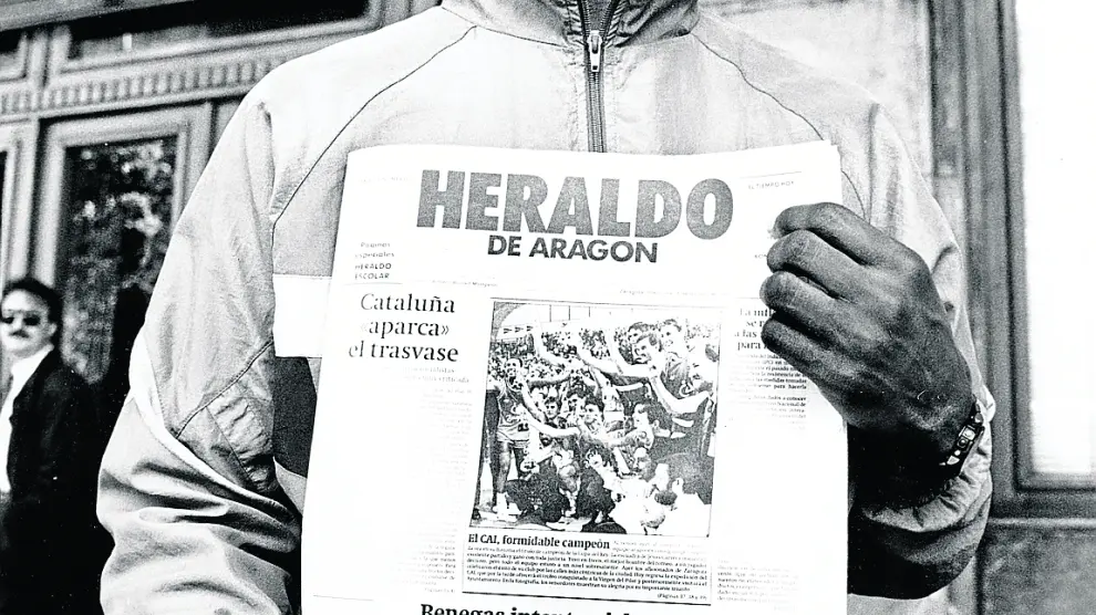 Mark Davis sostiene la portada del Heraldo del 14 de febrero de 1990, con el triunfo del CAI.