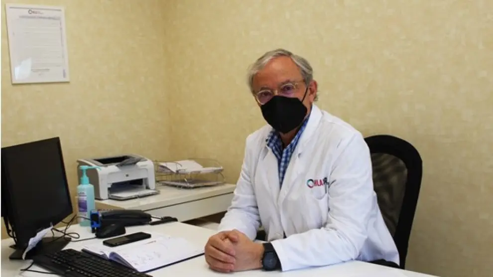 El doctor Vicente Comet, médico especialista en Cirugía General y del Aparato Digestivo que desarrolla su actividad en HLA Montpellier, lleva más de cuarenta años trabajando en los quirófanos