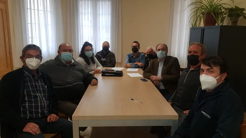Los alcaldes del área de salud de Herrera de los Navarros, reunidos para reclamar la continuidad de la ambulancia.