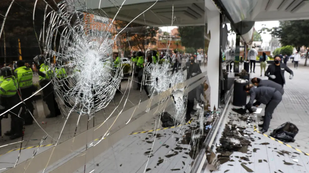 - Trabajadores limpian los vidrios rotos que dejaron las manifestaciones como protesta hoy, contra la realización del I Encuentro Regional de Foro Madrid: 'Por la democracia y las libertades' realizado en Bogotá.
