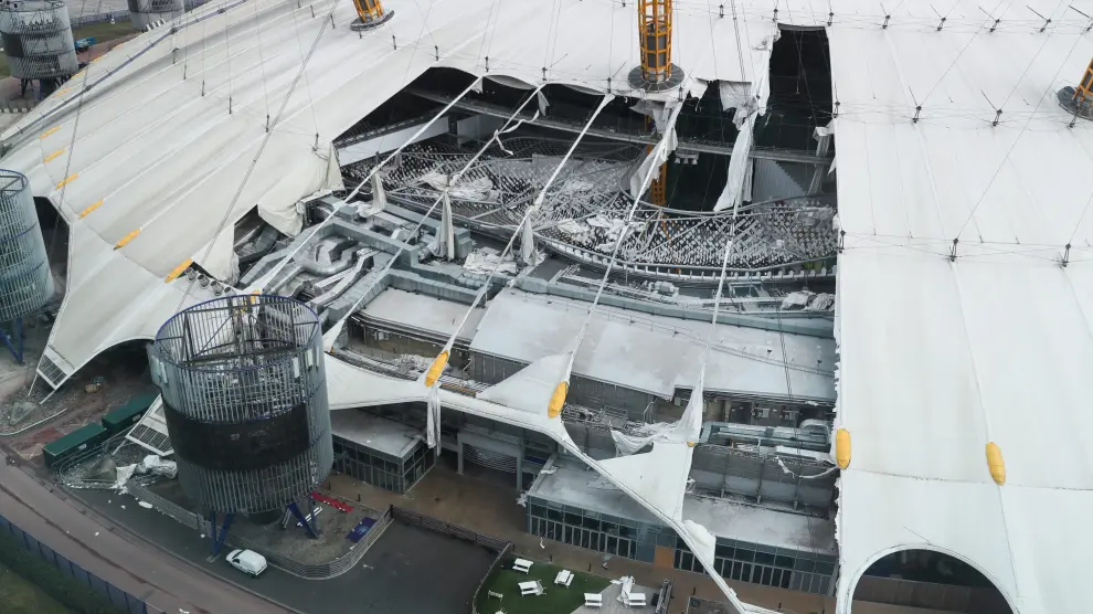 El fuerte viento arrancó parte de la cubierta del O2 Arena de Londres.