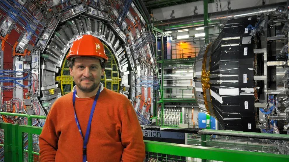 Fernando Arteche, en el gran colisionador de hadrones del CERN, con el experimento CMS al fondo durante una de las paradas.